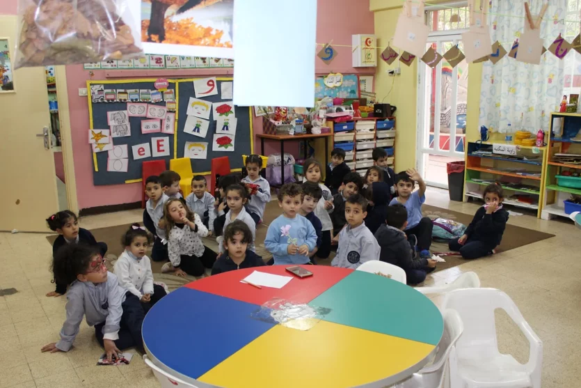 Lady-of-Annunciation-School Mehrere Kinder spielen in einem Klassenraum der Grunschule.
