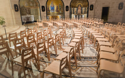 Neue Kirchenstühle und Küchenbrand