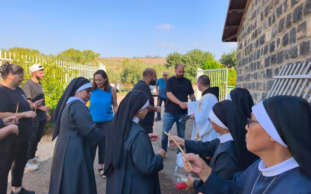 Klostergemeinschaft bei Einweihung des Schutzraumes