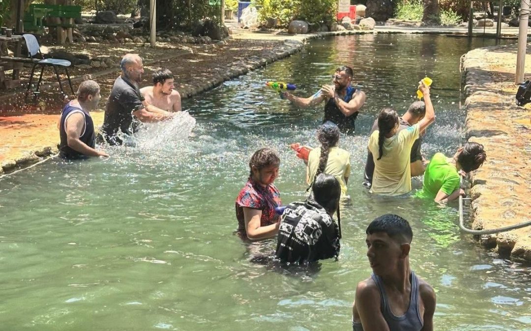 Jugendliche spielen im Pool
