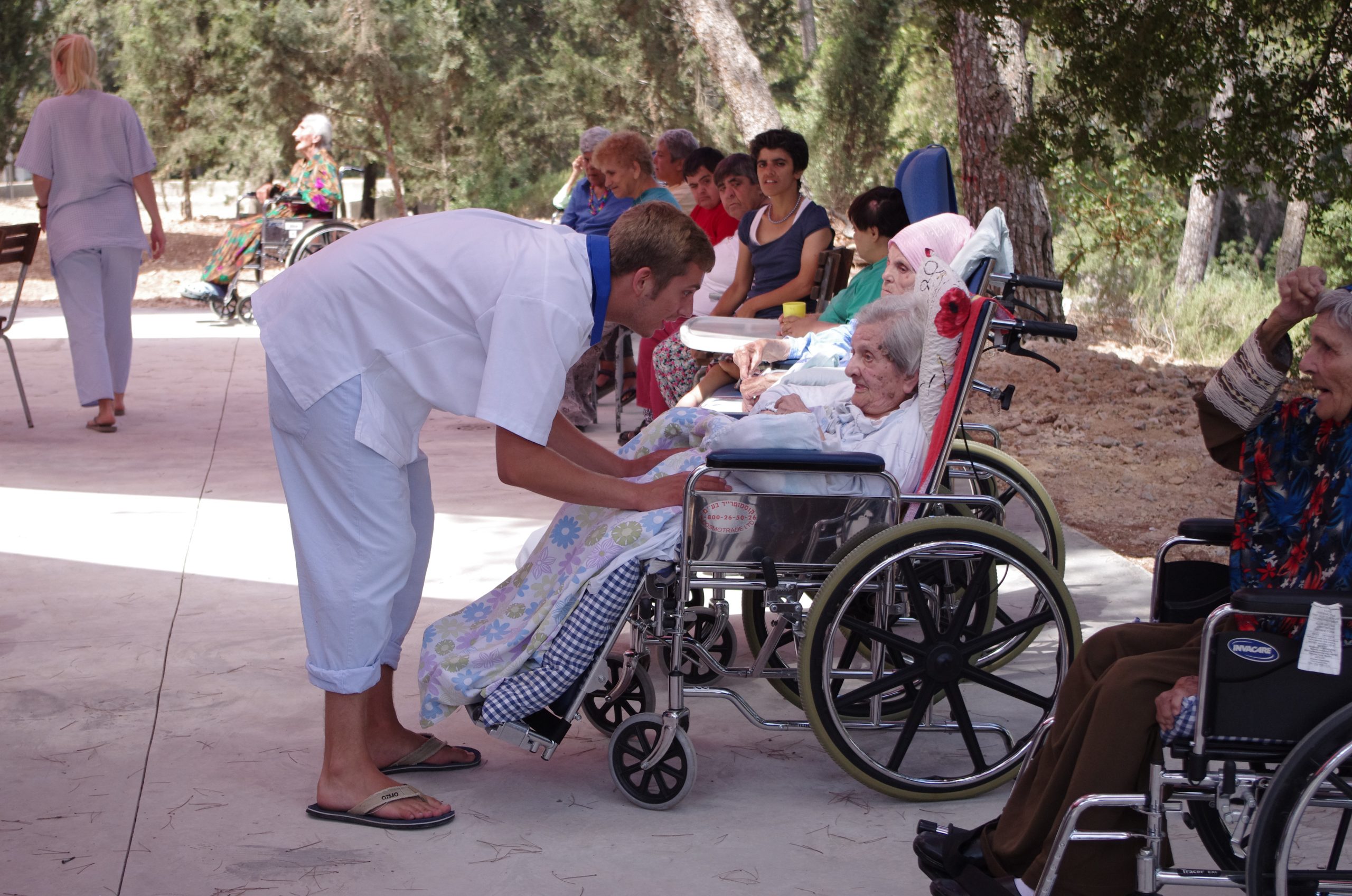 Auf dem Bild sind mehrere Bewohnerinnen von Beit Emmaus zu sehen, die auf dem Außengelände betreut werden.