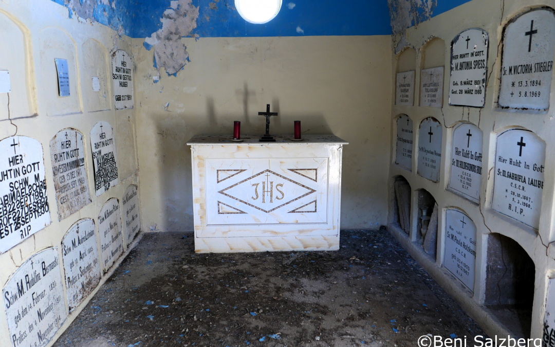 Verwitterter Grabraum mit Altar