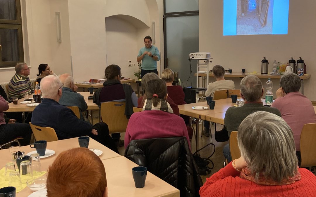 Menschen lauschen Vortrag