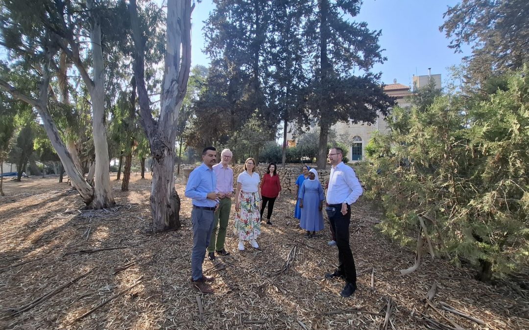 Gruppe besichtigt den Garten in Beit Emmaus