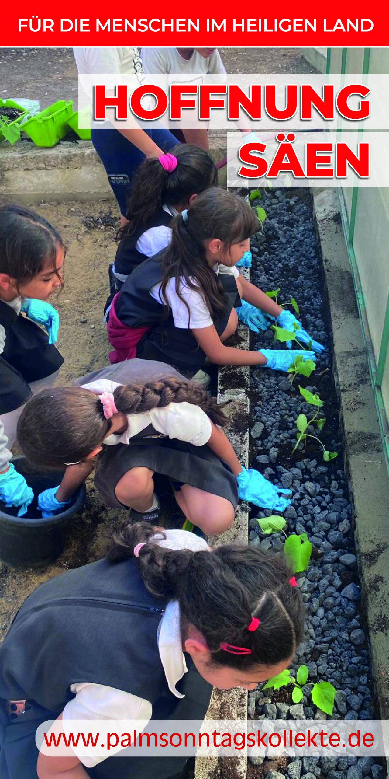 Das hochformatige Banner zeigt eine lächelnde Frau, die in Jerusalem einem lächelnden arabischen Mann eine Blume überreicht.