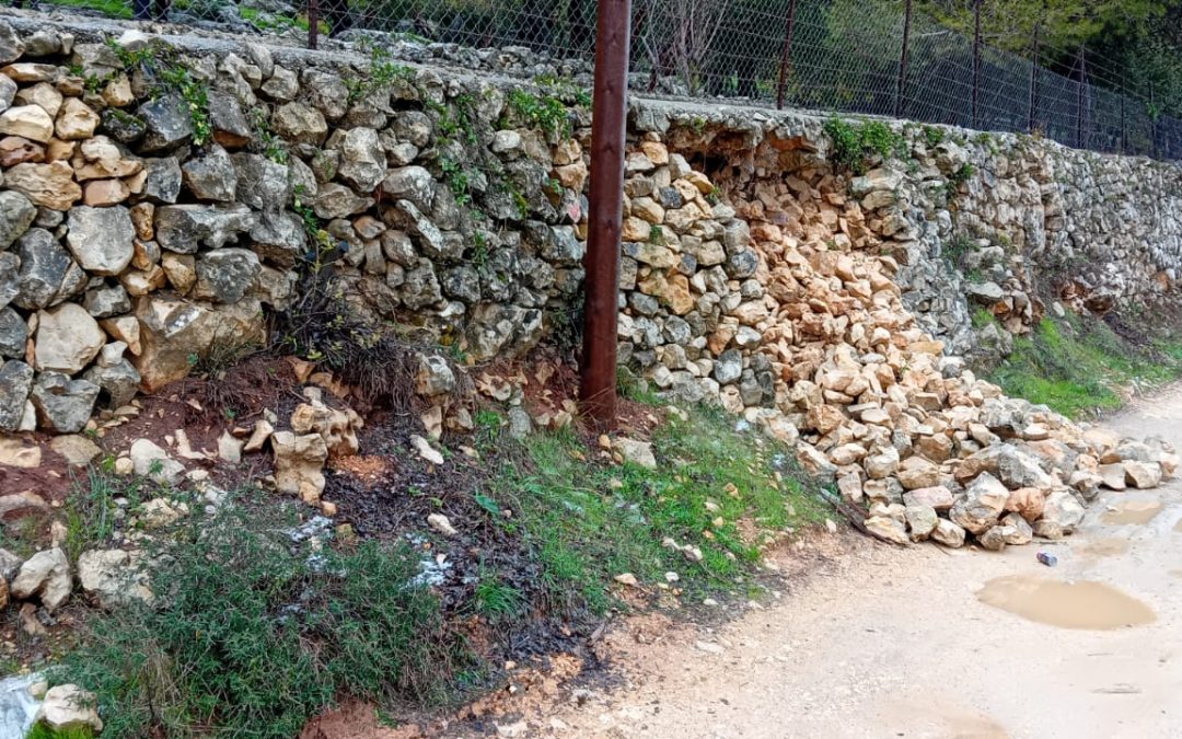 Schäden in Mauer durch Regenzeit