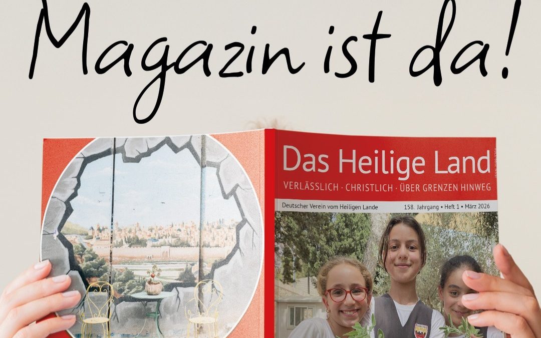 Hände halten neue Ausgabe des Mitgliedermagazins