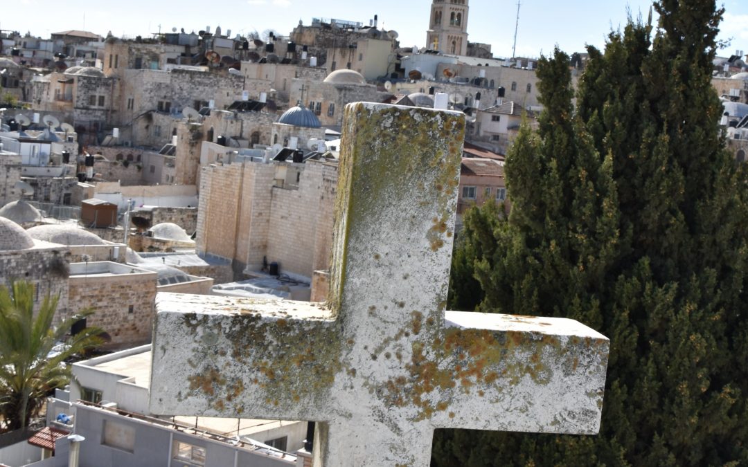 Allstadt von Jerusalem hinter einem Kreuz aus Stein