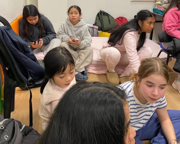 Kinder im Schutzraum