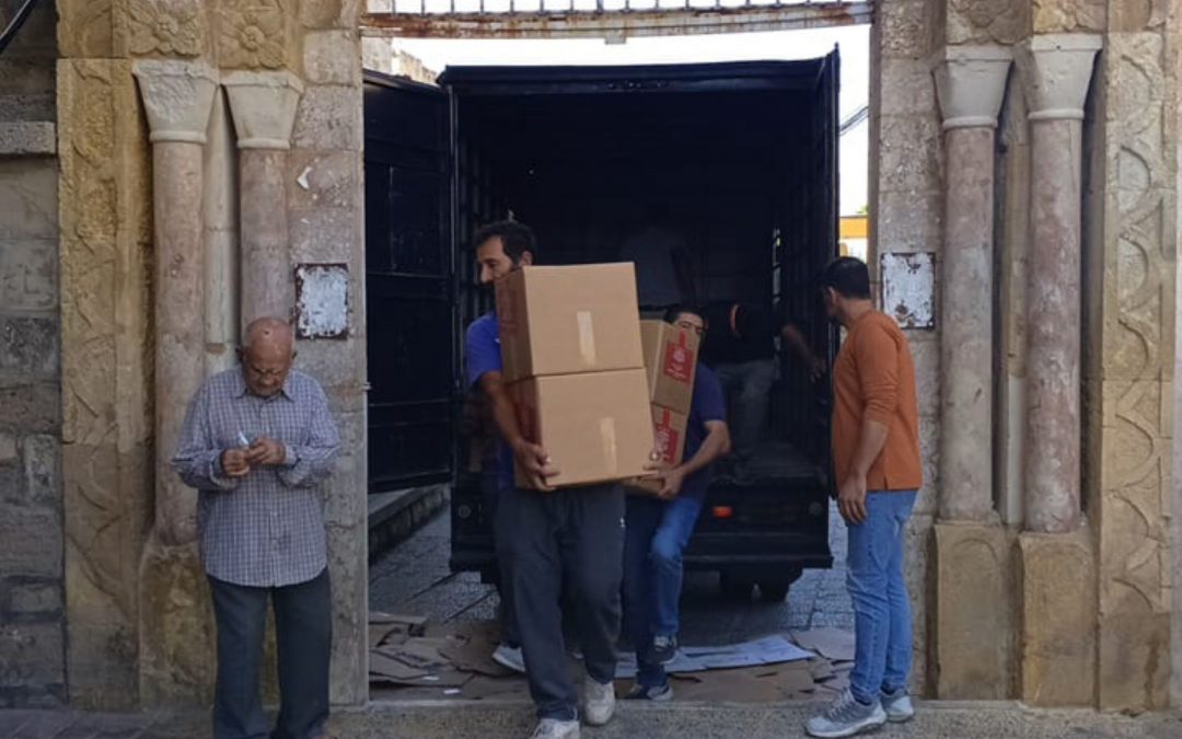 Mann Mit Paketen vor Tor