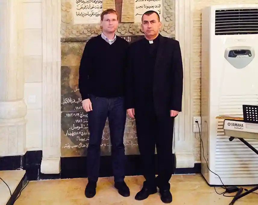 Dr. Matthias Vogt und Paulus III. Nona stehen vor dem Portal der Chaldäisch-katholischen Kirche