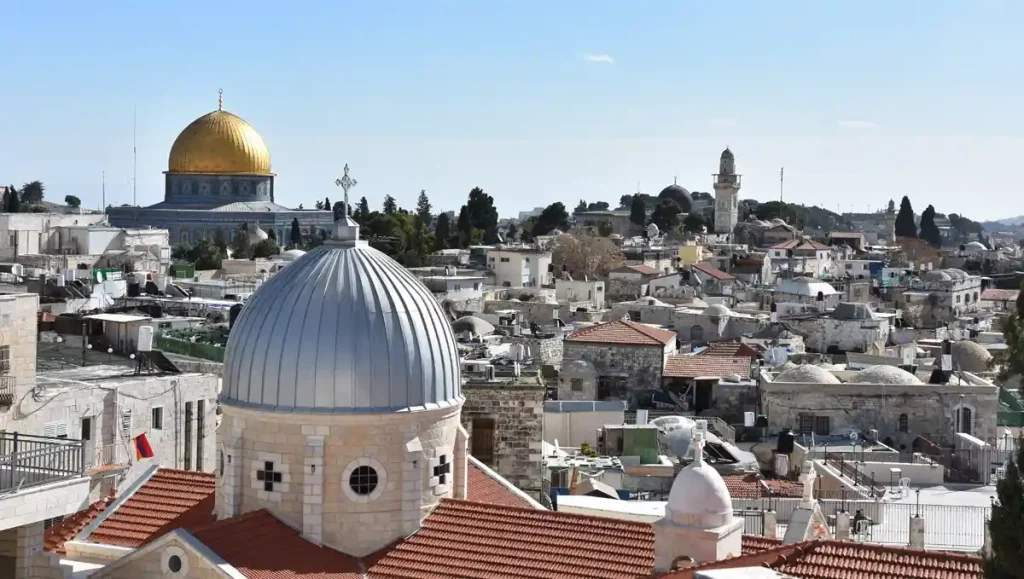 Panoramaansicht von Jerusalem mit dem Felsendom und kirchlichen Kuppelbauten.