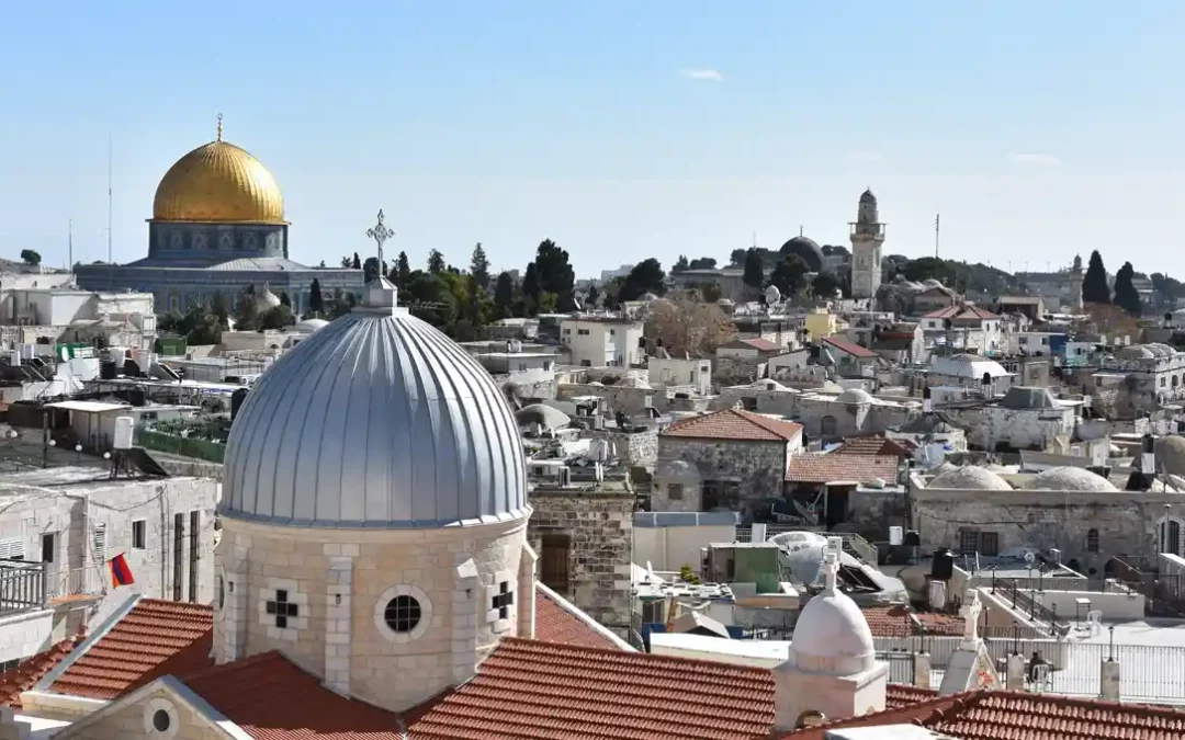 Panoramaansicht von Jerusalem mit dem Felsendom und kirchlichen Kuppelbauten.