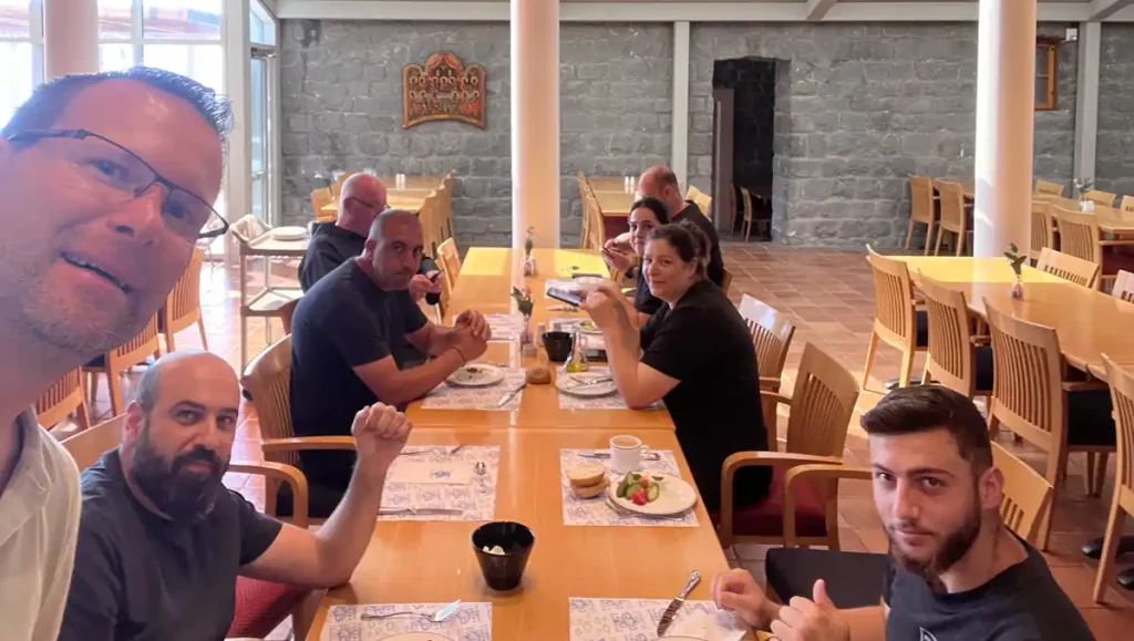 In der Frühstückspause auf der Terasse des Pilgerhaus